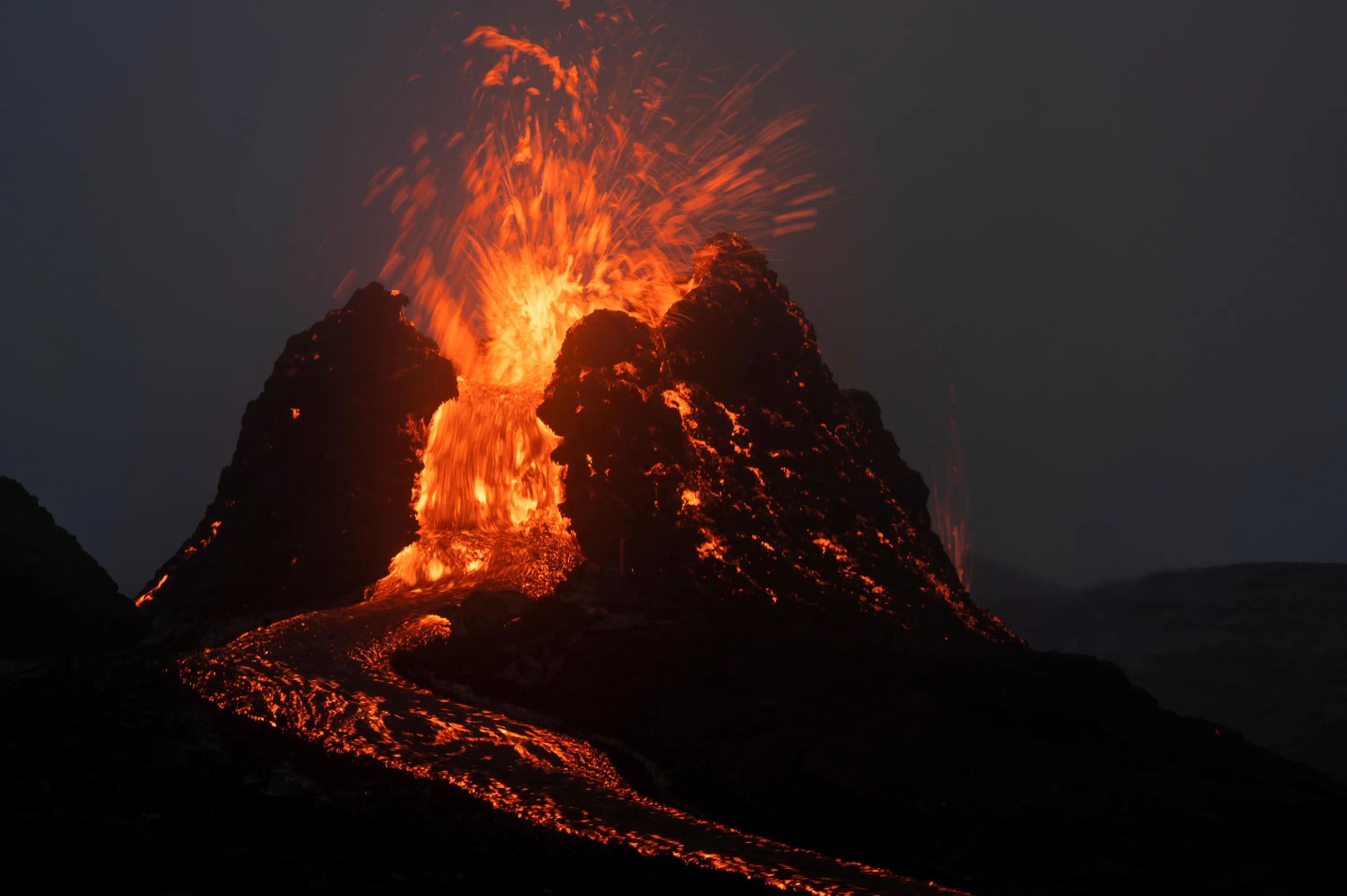 Тревога вулкан. Извержение вулкана в Исландии 2021. Извержение вулкана эйяфьядлайёкюдль 2010 Исландия. Извержение вулкана фаградальсфьядль в Исландии. Извержение вулкана в Исландии Эйяфьятлайокудль.