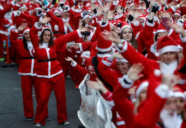 Runners dressed in Santa Claus costumes take part in the Santa Claus Run in Budapest, Hungary, December 4, 2016. (Photo by Bernadett Szabo/Reuters)