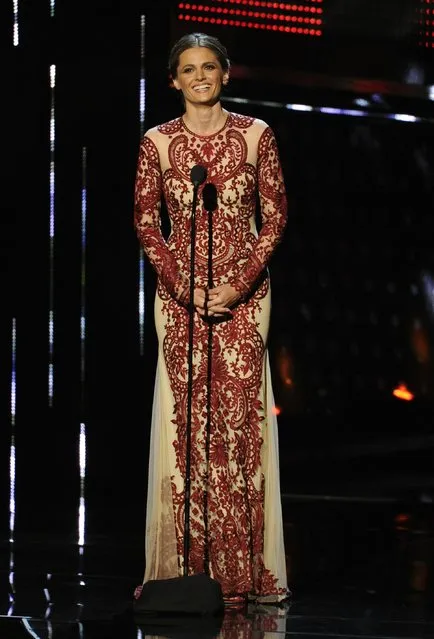 Stana Katic introduces performance by Sara Bareilles at the 40th annual People's Choice Awards at the Nokia Theatre L.A. Live on Wednesday, January 8, 2014, in Los Angeles. (Photo by Chris Pizzello/AP Photo/Invision)
