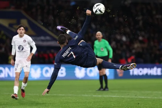 Paris Saint-Germain's French forward #07 Kylian Mbappe shoots to the goal  during the French Champions' Trophy (Trophee des Champions) football match between Paris Saint-Germain (PSG) and Toulouse FC at the Parc des Princes stadium in Paris on January 3, 2024. (Photo by Franck Fife/AFP Photo)