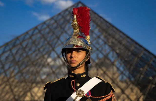 A French Republican guard stands to attention in front of the Louvre museum pyramid ahead of the visit by French President Macro​n and Greek Prime Minister Mitsotakis, in Paris, France, 27 September 2021. (Photo by Ian Langsdon/EPA/EFE)