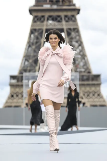 Isabeli Fontana wears a creation for the L'Oreal Spring-Summer 2022 ready-to-wear fashion show presented in Paris, Sunday, October 3, 2021. (Photo by Vianney Le Caer/Invision/AP Photo)
