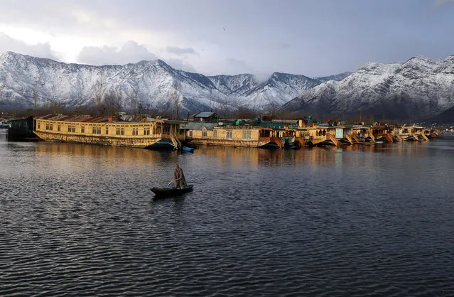 A Kashmiri man rows his boat in the waters of the Dal Lake on a cold winter evening in Srinagar February 5, 2013. (Photo by Danish Ismail/Reuters)