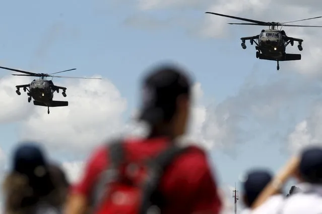 Colombian Air Force pilots in their Blackhawk-Arpia helicopters perform aerobatics during the F-Air Colombia 2015 air festival in Rionegro July 9, 2015. (Photo by Fredy Builes/Reuters)