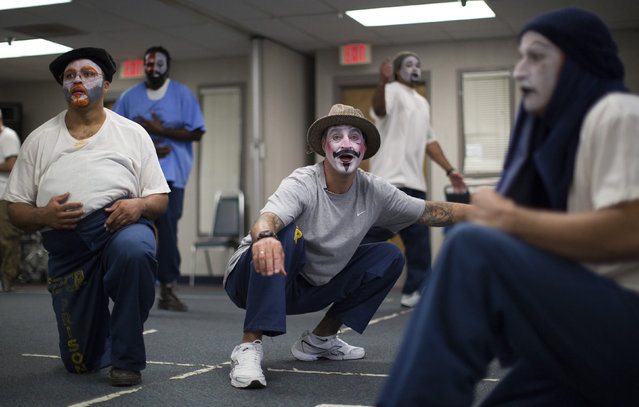 Inmates participate in the workshop “Commedia Dell'Arte”, part of the The Actors' Gang Prison Project program at the California Rehabilitation Center in Norco, California September 30, 2014. (Photo by Mario Anzuoni/Reuters)