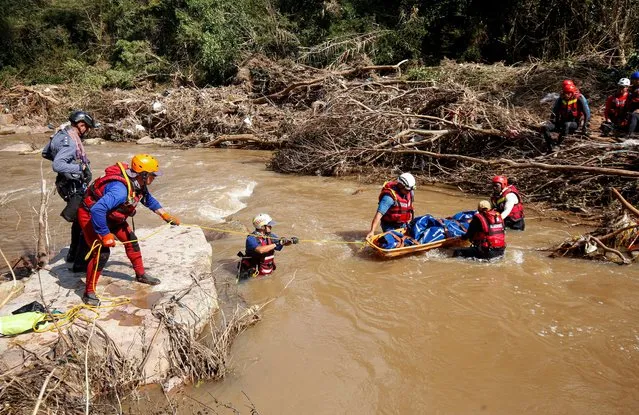 A  search and rescue team prepares to airlift a body from the Mzinyathi River after heavy rains caused flooding near Durban, South Africa, April 19, 2022. (Photo by Rogan Ward/Reuters)