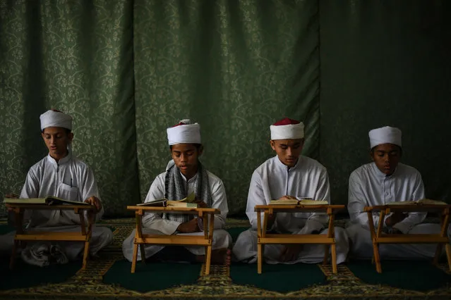 Religious Muslim students read and memorise the Koran at a seminary during the Islamic holy fasting month of Ramadan in Bentong, outside Kuala Lumpur in the nearby Pahang state, Malaysia on May 16, 2019. (Photo by Mohd Rasfan/AFP Photo)