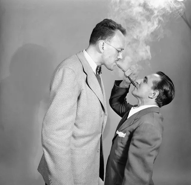 George Braunsdorf, left, 6 feet 4 inches and Joe Damone, 5 feet 1 inch, demonstrate a pipe called the “Double Ender” in New York, June 2, 1949. According to its manufacturer, the pipe was designed as a means of conserving tobacco by a couple of pipe smokers down on their luck, or, sharing a smoke at a ball game. (Photo by Ed Ford/AP Photo)