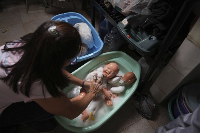 A volunteer washes recycled dolls to donate them to vulnerable children as Christmas presents, at the non-profit foundation Hospital de los Peluches, or Hospital of Stuffed Animals, in Caracas, Venezuela, Thursday, December 5, 2024. (Photo by Ariana Cubillos/AP Photo)