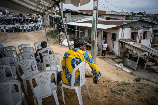 A supporter of the Gabonese opposition leader Jean Ping sits in the second district of the capital Libreville for a campaign rally on August 22, 2016. The one round Presidential elections in Gabon held on August 27, 2016, will oppose Gabonese President Ali Bongo Ondimba to the former President of the Commission of the African Union Jean Ping, who rallied two other heavyweights of politics. (Photo by Marco Longari/AFP Photo)