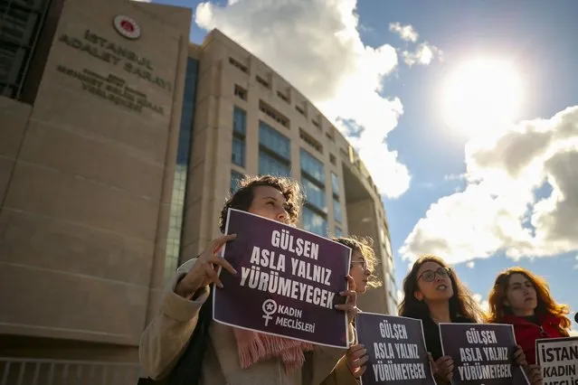 A group of women hold placards that read “Gulsen will never walk alone” in front of Istanbul Courthouse during the trial of Turkish pop-singer Gulsen Colakoglu in Istanbul, Friday, October 21, 2022. (Photo by Emrah Gurel/AP Photo)