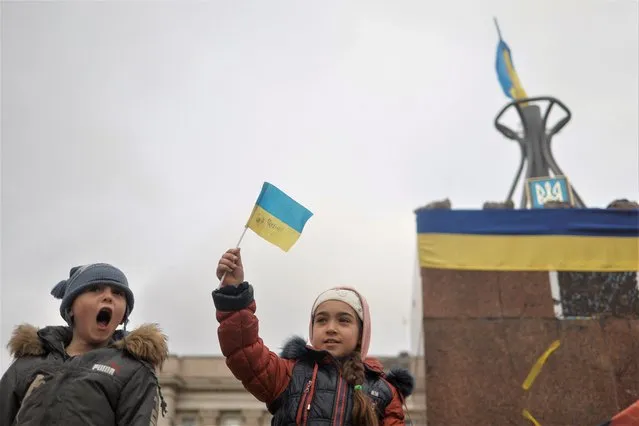 Children celebrate after Russia's retreat from Kherson, in central Kherson, Ukraine on November 13, 2022. (Photo by Valentyn Ogirenko/Reuters)