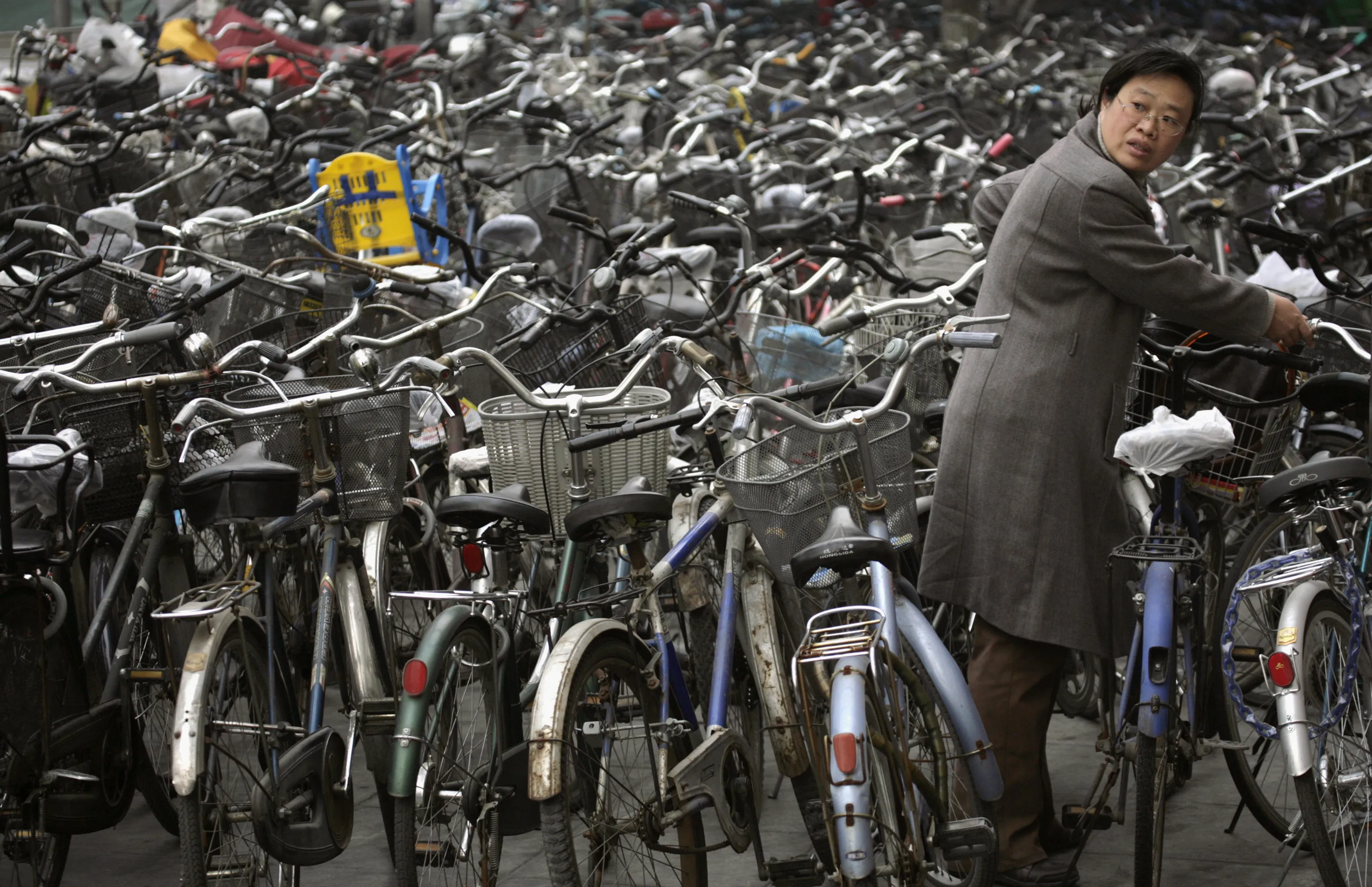 Китай в погоне. Велосипеды в Китае. Китаец на велосипеде. Китай перенаселение. Китай велосипеды на улице.