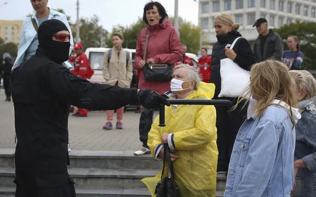 Women argue with a police officer during an opposition rally to protest the official presidential election results in Minsk, Belarus, Sunday, September 27, 2020. (Photo by TUT.by via AP Photo)