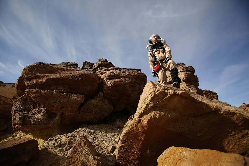 Volunteer Crews Chase their Dreams in a Desert Mars