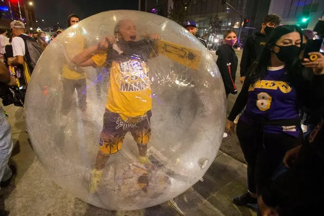 Los Angeles Lakers fans celebrate their team winning the 2020 NBA Championship against the Miami Heat, during the outbreak of Coronavirus disease (COVID-19) in Los Angeles, California, U.S., October 11, 2020. (Photo by Ringo Chiu/Reuters)