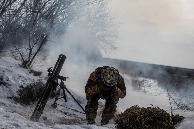 A Ukrainian service member fires a mortar towards Russian troops in frontline near the Vuhledar town, amid Russia's attack on Ukraine, in Donetsk region, Ukraine on February 7, 2023. (Photo by Yevhenii Zavhorodnii/Reuters)