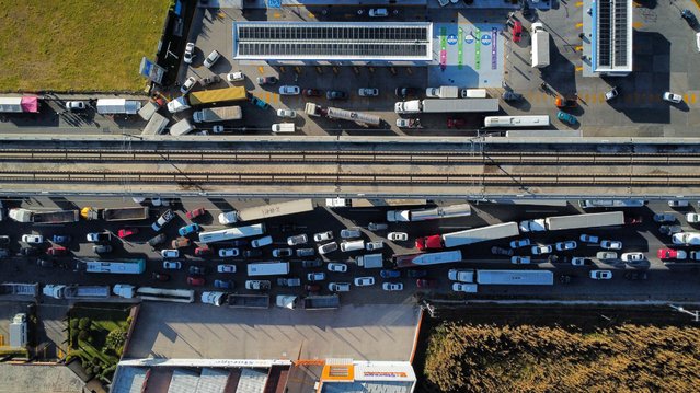 Trucks block a road to Mexico City, on the Mexico-Toluca highway, during a nationwide farmers and truck drivers protest against violence, demanding better conditions for the agricultural sector and rejecting a proposed water law under debate in Congress, on the outskirts of Toluca, Mexico, pn November 24, 2025. (Photo by Raquel Cunha/Reuters)