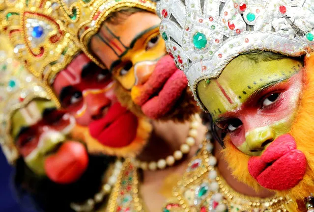 Indian School children's in a traditational attire of a characters of Indian epic Ramayan, on the eve of children's day celebration at cubbon park, in Bangalore, India, 13 November 2016. Children's day (also known as Bal Divas), in India is celebrated every year on 14th of November to increase the awareness of people towards the rights, care, and education of children. Many schools hold activities and allow students to have fun and attend their classes in coloured dresses. (Photo by Jagadeesh N.V./EPA)