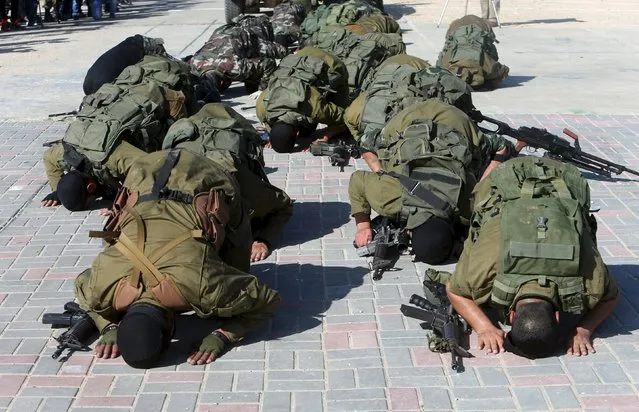Members of Palestinian security forces loyal to Hamas pray during a graduation ceremony in Gaza City January 10, 2016. (Photo by Ibraheem Abu Mustafa/Reuters)
