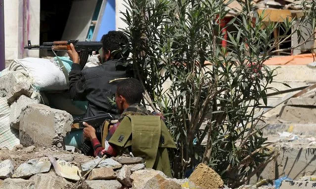 Fighters of the pro-government Popular Resistance Committees take positions as they guard an entrance of Yemen's southwestern city of Taiz, January 3, 2016. (Photo by Reuters/Stringer)