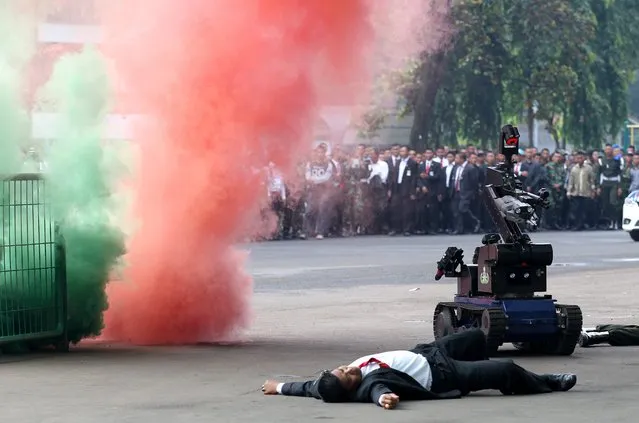 Indonesian Presidential Security Forces (Paspampres) personnel show their skills during an anti terror exercise in Jakarta, Indonesia on 09 April 2015. (Photo by Bagus Indahono/EPA)