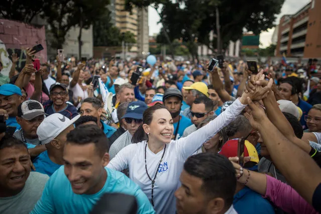 Venezuelan presidential pre-candidate Maria Corina Machado (C) greets her supporters in Maracay, Venezuela on September 28, 2023. Machado assured during a visit to Aragua state (north), that the date of the opposition primaries, scheduled for 22 October “is maintained”, as she pointed out that the National Electoral Council (CNE) “cannot change” the agreed date. (Photo by Miguel Gutierrez/EPA/EFE)