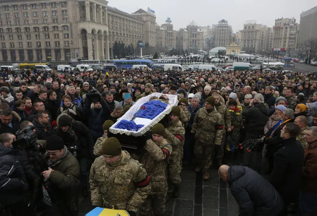Ukrainian soldiers carry the coffin of Ukrainian servicemen killed in eastern Ukraine, in Independence Square in Central Kiev, Ukraine, Wednesday, February 1, 2017. Recent fighting is concentrated around the suburb of Avdiivka on the northern outskirts of the separatist stronghold of Donetsk where residents have been without electricity for some days. (Photo y Sergei Chuzavkov/AP Photo)