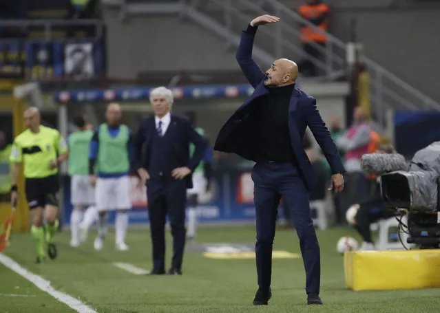 Inter Milan coach Luciano Spalletti, right, shouts to his players as in background Atalanta coach Gian Piero Gasperini does the same with his, during an Italian Serie A soccer match between Inter Milan and Atalanta, at the San Siro stadium in Milan, Italy, Sunday, April 7, 2019. (Photo by Luca Bruno/AP Photo)