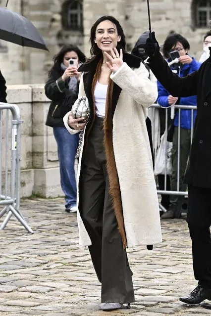 British model Alexa Chung arrives for the presentation of creations by Loewe for the Women Ready-to-wear Fall-Winter 2024/2025 collection as part of the Paris Fashion Week, in Paris on March 1, 2024. (Photo by Julien de Rosa/AFP Photo)