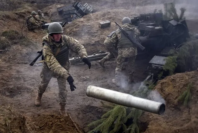 Ukrainian servicemen in action during military exercises in Yavoriv training ground, near the western Ukrainian city of Lviv, Ukraine, 24 March 2016. Pro-Russian separatist forces attacked Ukrainian army positions in eastern Ukraine 53 times in the past 24 hours, including 48 times in the Donetsk sector, according to press center of the Anti-Terrorist Operation report. (Photo by Markiian Lyseiko/EPA)
