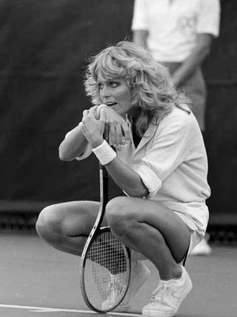 Actress Farrah Fawcett waits between shots during the taping of the second “Celebrity Challenge of the Sexes”, in Mission Viejo, Calif., October 21, 1977. (Photo by Nick Ut/AP Photo)