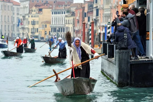 Men dressed as “La Befana”, an imaginary old woman who is thought to bring gifts to children during the festival of Epiphany, row boats down the Grand Canal in Venice, Italy on January 6, 2023. (Photo by Manuel Silvestri/Reuters)