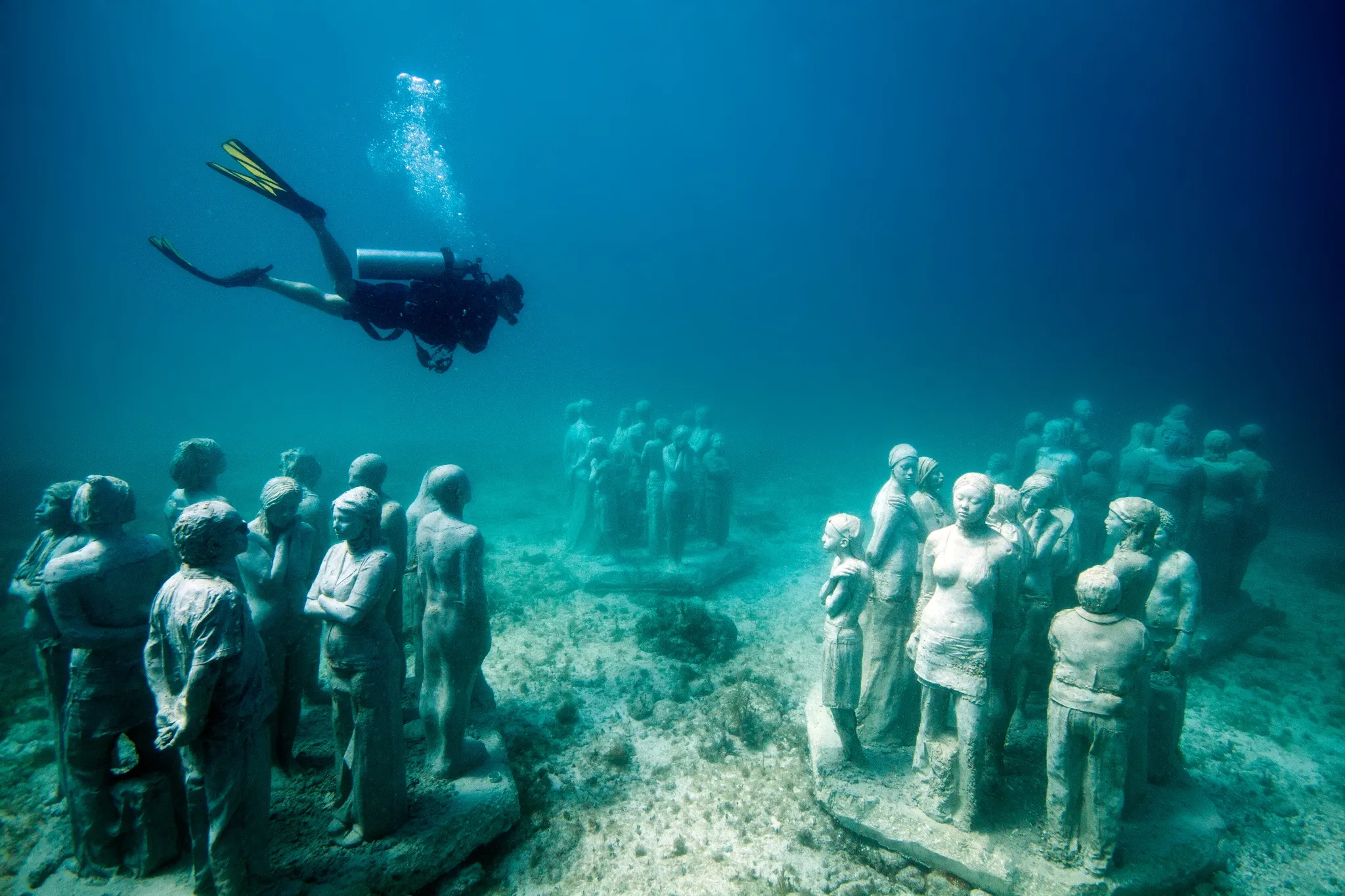 На дне. Канкун Мексика подводный музей. Подводный музей скульптур Канкун Мексика. Подводный музей Musa Канкун. Подводный музей Муза город Канкун.