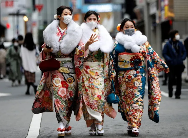 Women wearing kimono and protective masks make their way to Coming of Age Day celebration ceremony, amid the coronavirus disease (COVID-19) outbreak, in Tokyo, Japan, January 10, 2022. (Photo by Kim Kyung-Hoon/Reuters)