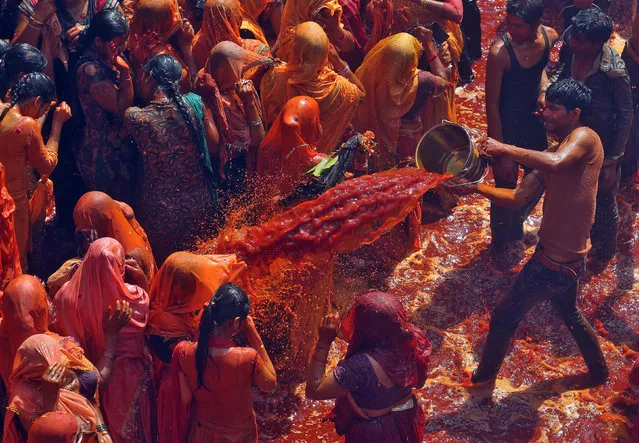 A man throws coloured water during “Huranga”, a game played between men and women a day after Holi, at Dauji temple near Mathura, March 14, 2017. (Photo by Cathal McNaughton/Reuters)