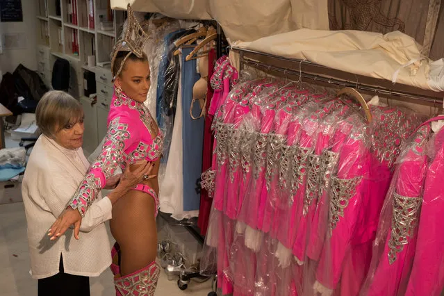 Dancer Rylie tries on new Moulin Rouge outfits for the “Feerie” review with workshop owner Mine Verges in Paris, France, September 4, 2018. (Photo by Philippe Wojazer/Reuters)