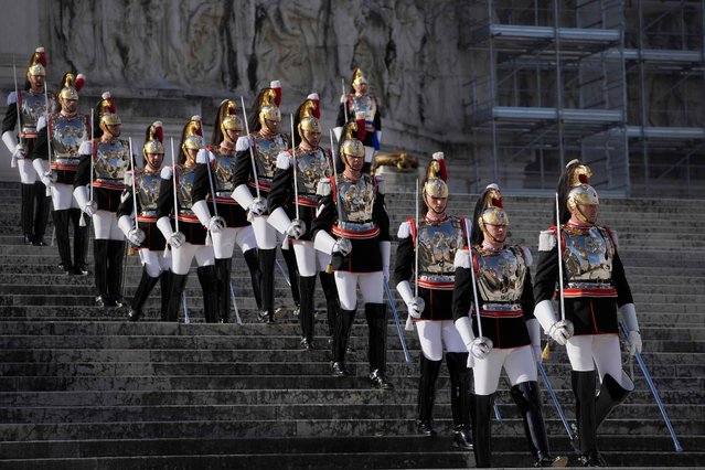 Cuirassier presidential guards descend the steps of the monument to the unknown soldier during a ceremony to mark Italy's Liberation day, in Rome, Tuesday, April 25, 2023. The anniversary marks the day in 1945 when the Italian resistance movement proclaimed an insurgency as the Allies were pushing German forces out of the peninsula. (Photo by Gregorio Borgia/AP Photo)