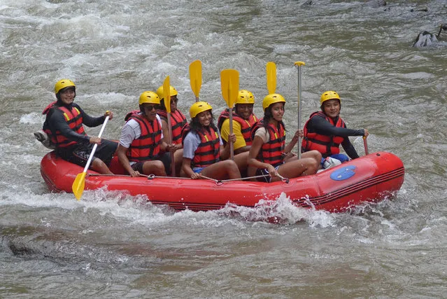 Former United States President Barack Obama (2nd L), his wife Michelle (3rd L) along with his daughters Sasha (C) and Malia (2nd R) go  rafting while on holiday in Bongkasa Village, Badung Regency, Bali, Indonesia June 26, 2017 in this photo taken by Antara Foto. (Photo by Wira Suryantala/Reuters/Antara Foto)