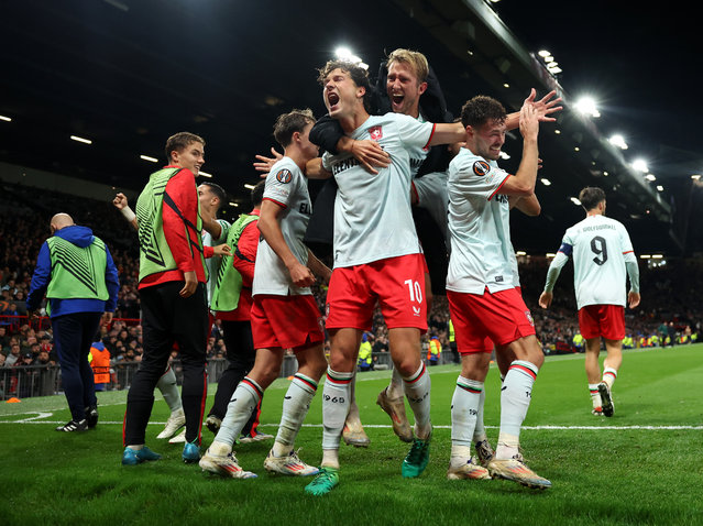 Sam Lammers of FC Twente celebrates scoring his team's first goal with teammates during the UEFA Europa League 2024/25 League Phase MD1 match between Manchester United and FC Twente at Old Trafford on September 25, 2024 in Manchester, England. (Photo by Carl Recine/Getty Images)