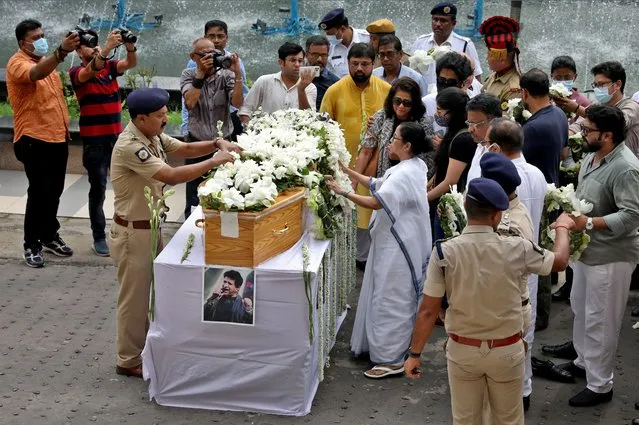Mamata Banerjee, Chief Minister of the eastern state of West Bengal, places a wreath on the coffin containing the body of Indian singer Krishnakumar Kunnath, better known as KK, before a gun salute in Kolkata, India, June 1, 2022. (Photo by Rupak De Chowdhuri/Reuters)