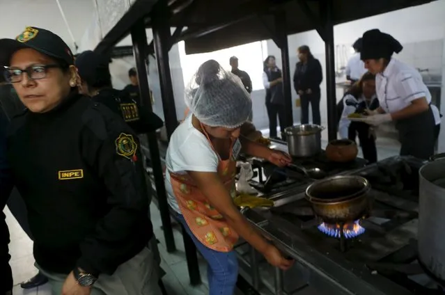 Inmates cook food during a culinary competition at the Santa Monica female prison in Lima, September 10, 2015. (Photo by Mariana Bazo/Reuters)