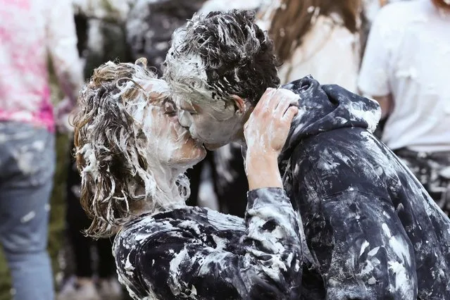 A couple covered in foam kiss as they take part in the traditional “Raisin Weekend” in the Lower College Lawn, at St Andrews in Scotland, Britain on October 17, 2022. (Photo by Russell Cheyne/Reuters)