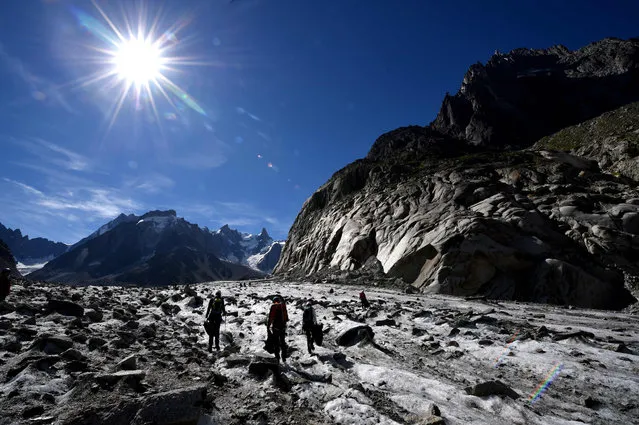 Volunteers collect wastes on the Mer de Glace glacier in Chamonix-Mont Blanc, French Alpes, on September 2, 2016 during the annual clean-up operation following the summer season. (Photo by Jean Pierre Clatot/AFP Photo)