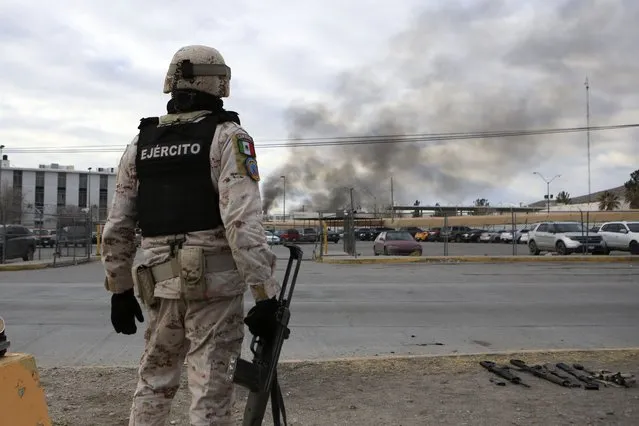 A Mexican soldiers stands guard outside a state prison in Ciudad Juarez, Mexico, Sunday January 1, 2023. Mexican soldiers and state police regained control of a state prison in Ciudad Juarez across the border from El Paso, Texas after violence broke out early Sunday, according to state officials. (Photo by Christian Chavez/AP Photo)
