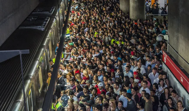 Commuters endure rush hour conditions on the subway in Sao Paulo, Brazil on January 29, 2018. (Photo by Cris Faga/Rex Features/Shutterstock)