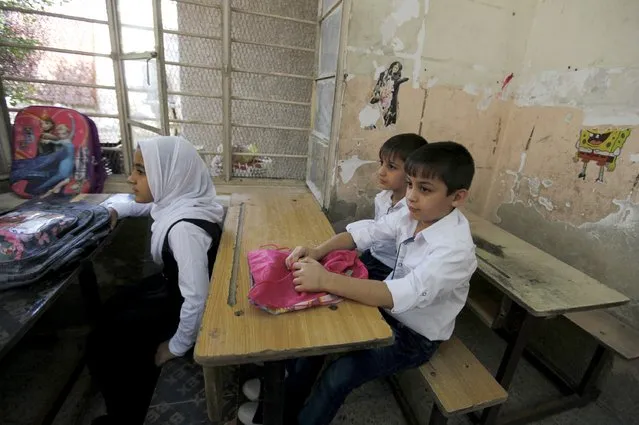 Students attend the first day of the new school term in Baghdad, October 18, 2015. (Photo by Ahmed Saad/Reuters)