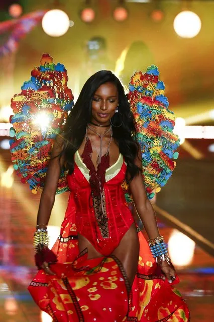 A model presents a creation during the 2015 Victoria's Secret Fashion Show in New York, November 10, 2015. (Photo by Lucas Jackson/Reuters)