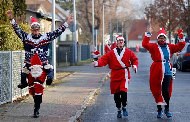 People dressed as Santa Claus race through the streets of Michendorf, near Berlin, during Nikolaus Lauf (Saint Nicholas run), amid the coronavirus disease (COVID-19) outbreak, Germany, December 6, 2020. (Photo by Fabrizio Bensch/Reuters)