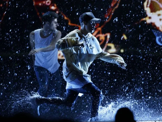 Justin Bieber performs "Sorry" during the 2015 American Music Awards in Los Angeles, California November 22, 2015. (Photo by Mario Anzuoni/Reuters)